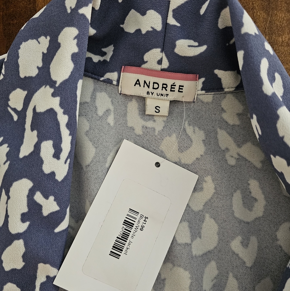 🆕️ Leopard Blazer - Picture 2 of 6